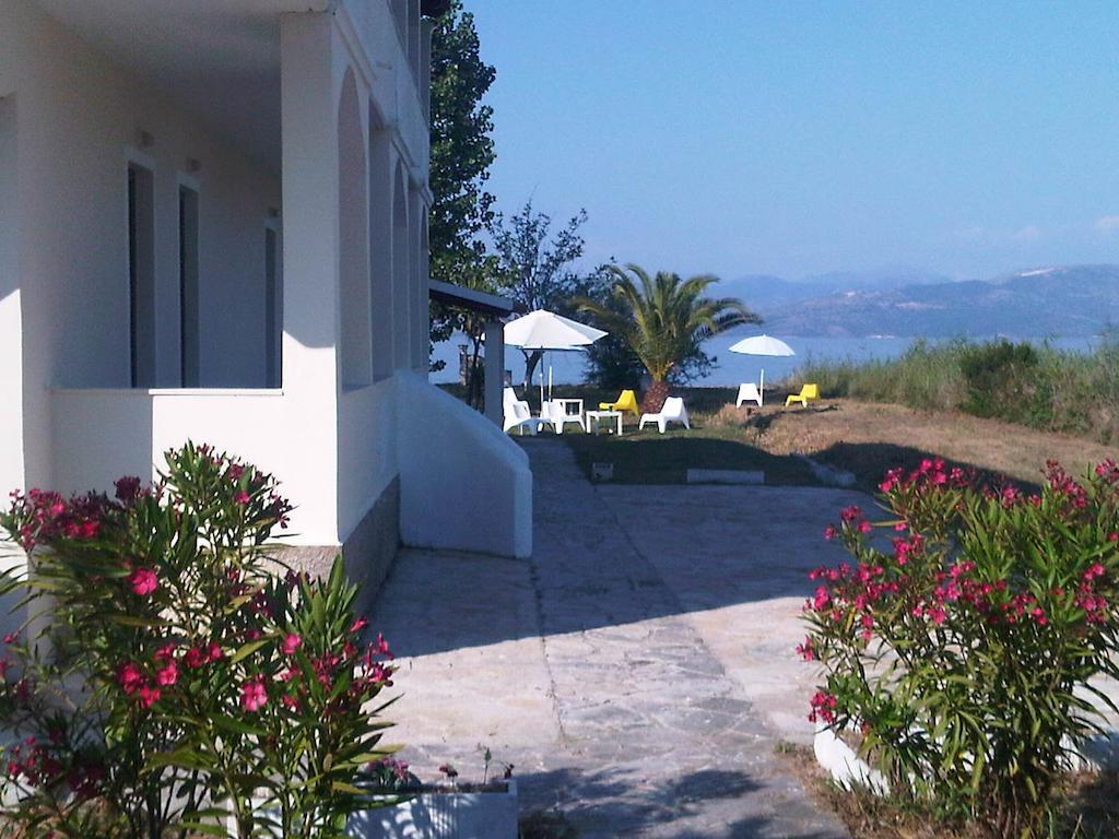 Virginia'S Beachfront Apartments Kávos Chambre photo