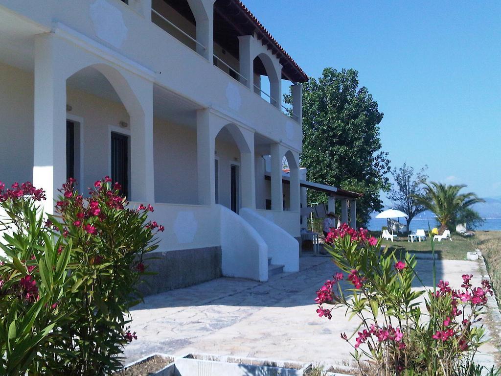 Virginia'S Beachfront Apartments Kávos Chambre photo