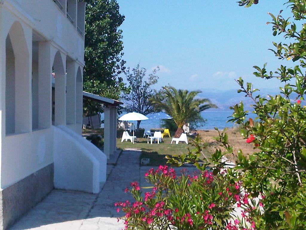 Virginia'S Beachfront Apartments Kávos Chambre photo